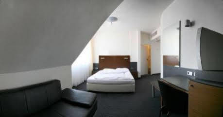 Hotel Am Hirschgarten 3*